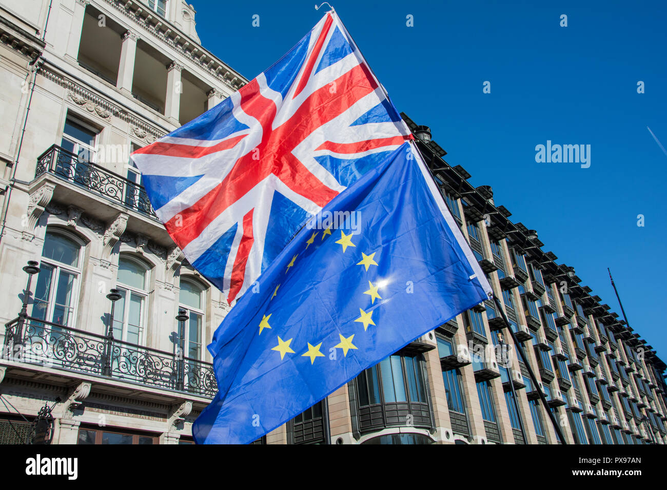 Londra, Inghilterra, Regno Unito. 20 ottobre, 2018. Union Jack e la bandiera dell'Europa bandiere fianco a fianco al di fuori del Parlamento. Più di 600.000 persone hanno preso parte all'odierna voto popolare marzo a Piazza del Parlamento © Benjamin John/ Alamy Live News. Foto Stock