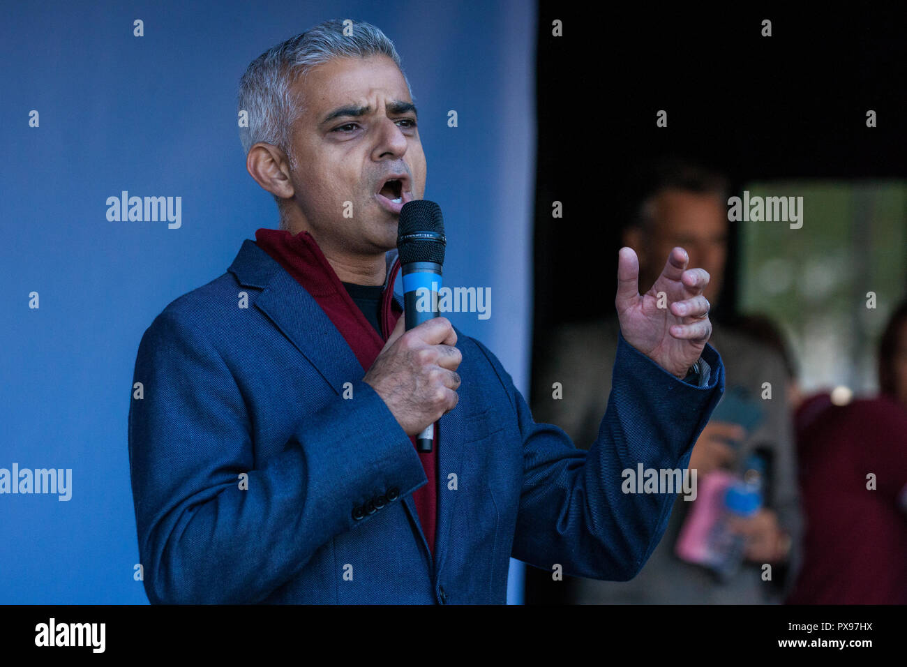 Londra, Regno Unito. 20 ottobre, 2018. Sadiq Khan, sindaco di Londra, indirizzi di centinaia di migliaia di persone, tra cui molti giovani che non hanno potuto votare nel referendum Brexit nel 2016, frequentando un voto popolare marzo per il futuro rally in piazza del Parlamento a chiedere un voto finale sul Brexit trattativa. Credito: Mark Kerrison/Alamy Live News Foto Stock