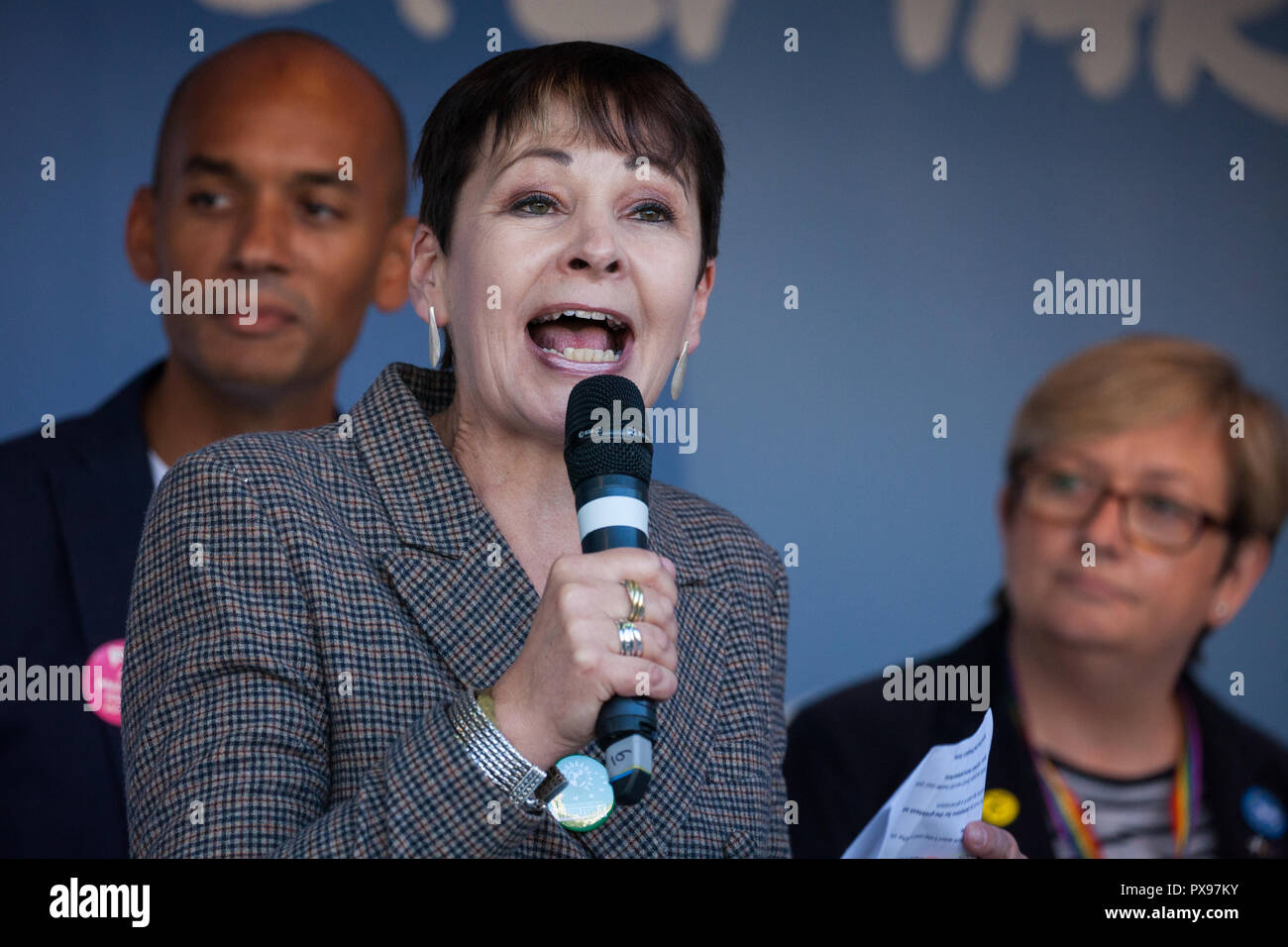 Londra, Regno Unito. 20 ottobre, 2018. Caroline Lucas, verde MP per il Padiglione di Brighton, indirizzi di centinaia di migliaia di persone, tra cui molti giovani che non hanno potuto votare nel referendum Brexit nel 2016, frequentando un voto popolare marzo per il futuro rally in piazza del Parlamento a chiedere un voto finale sul Brexit trattativa. Credito: Mark Kerrison/Alamy Live News Foto Stock