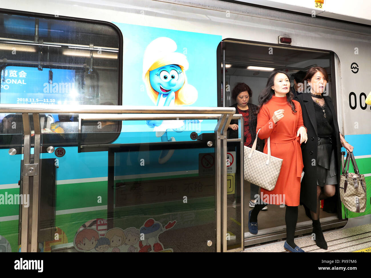 Shanghai. Xx oct, 2018. Passeggeri scendere un tema China-Belgium treno di Shanghai Metro Linea 2 portante un'immagine di personaggio da fumetto belga 'I Puffi' nell est della Cina di Shanghai, 20 ott. 2018. Il tema il treno è stato lanciato dalla metro di Shanghai il sabato come un servizio speciale per contrassegnare i prossimi China International Import Expo. Credito: Fang Zhe/Xinhua/Alamy Live News Foto Stock