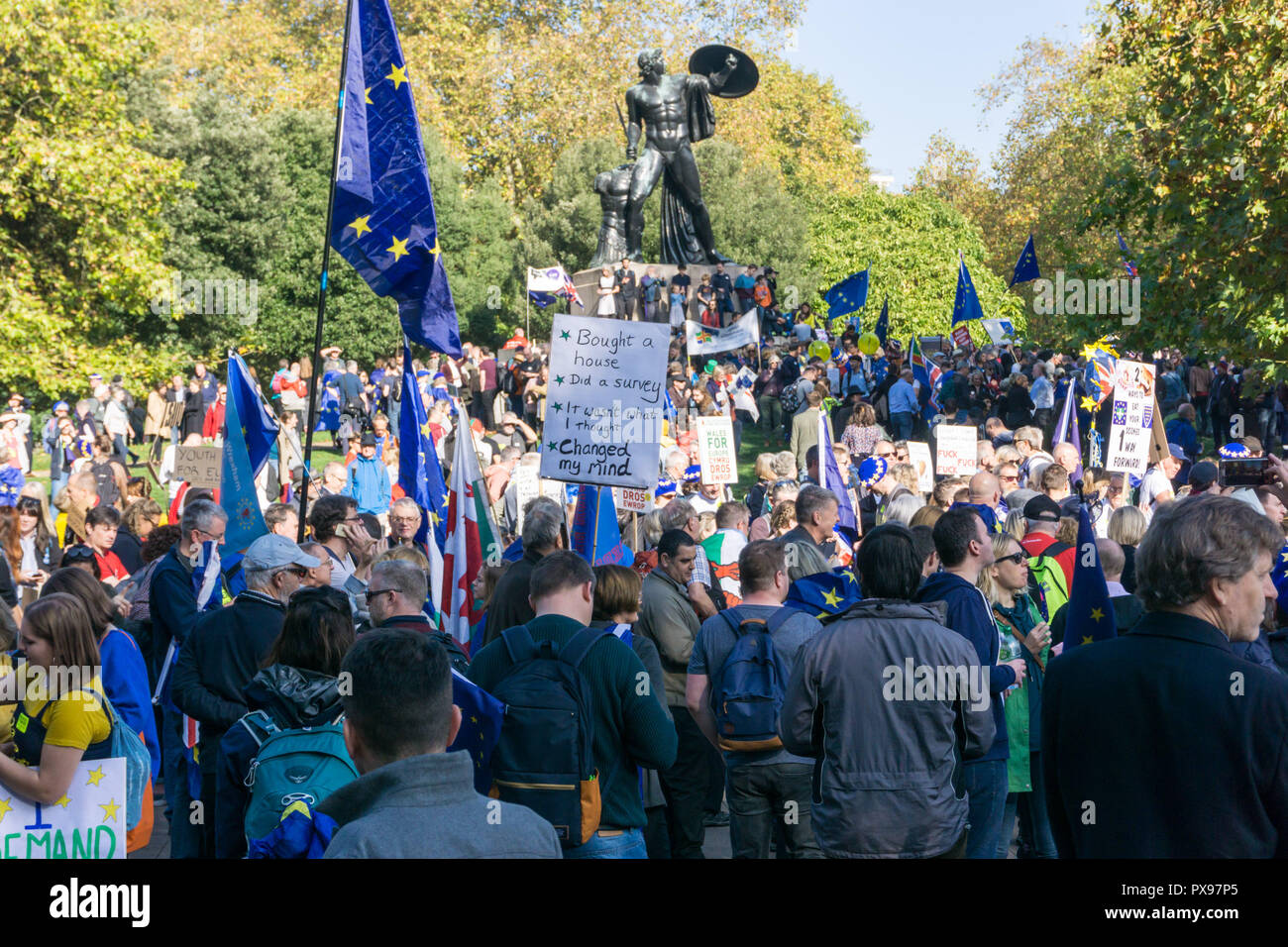 Londra, Regno Unito. Il 20 ottobre 2018. Oltre 500.000 persone sono stimati per avere preso parte nel mese di marzo per un voto popolare oggi da Park Lane a Piazza del Parlamento a Londra. Steve Sheppardson/Alamy Live News Foto Stock