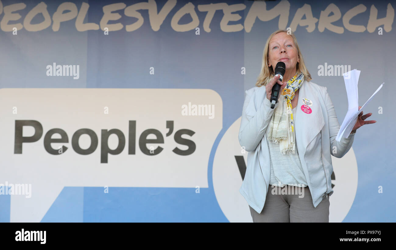 La piazza del Parlamento, LONDRA, REGNO UNITO, 20 ott 2018. Deborah Meaden, stella di 'Dragon's Den', parla. Il voto popolare marzo esige una votazione finale sulla trattativa Brexit. Si fa il suo modo attraverso il centro di Londra e termina con un rally e interventi in piazza del Parlamento. Il mese di marzo è organizzata dal voto popolare campagna e frequentato da molti e diversi gruppi e organizzazioni. Credito: Imageplotter News e sport/Alamy Live News Foto Stock