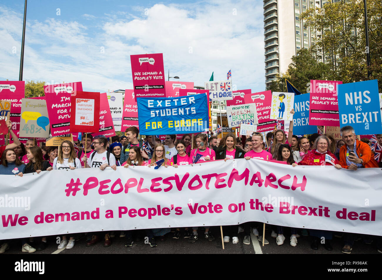 Londra, Regno Unito. 20 ottobre, 2018. Centinaia di migliaia di persone, guidate da giovani che non erano in grado di votare nel referendum Brexit nel 2016, prendono parte al voto popolare marzo per il futuro per chiedere un voto finale sul Brexit trattativa. Il voto popolare è una campagna di grassroots supportato da aprire la Gran Bretagna, Movimento europeo, Regno Unito Gran Bretagna per l'Europa, gli scienziati dell'UE, più sano in, il nostro futuro la nostra scelta, per il nostro futuro dell'amore, del Galles per Europa e InFacts. Credito: Mark Kerrison/Alamy Live News Foto Stock