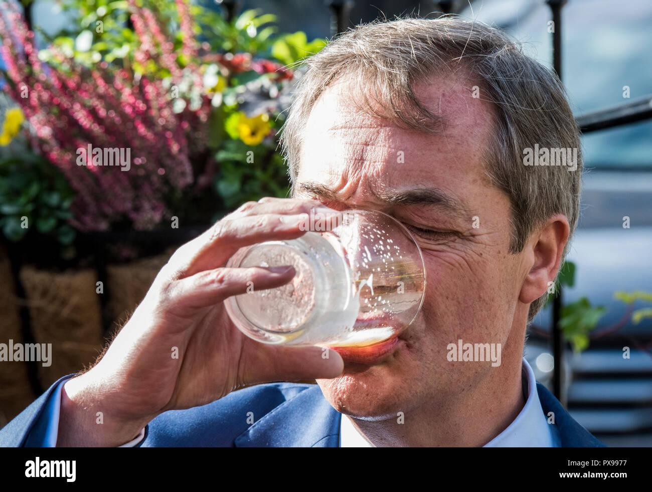 Harrogate, Regno Unito. Xx oct, 2018. Lasciare significa lasciare i diruttori Nigel Farage MEP termina la sua pinta di UE fuori nel giardino della birra di Wetherspoons. Credito: Ernesto rogata/Alamy Live News Foto Stock Harrogate, Regno Unito. Xx oct, 2018. Lasciare significa lasciare i diruttori Nigel Farage MEP termina la sua pinta di UE fuori nel giardino della birra di Wetherspoons. Credito: Ernesto rogata/Alamy Live News Foto Stock