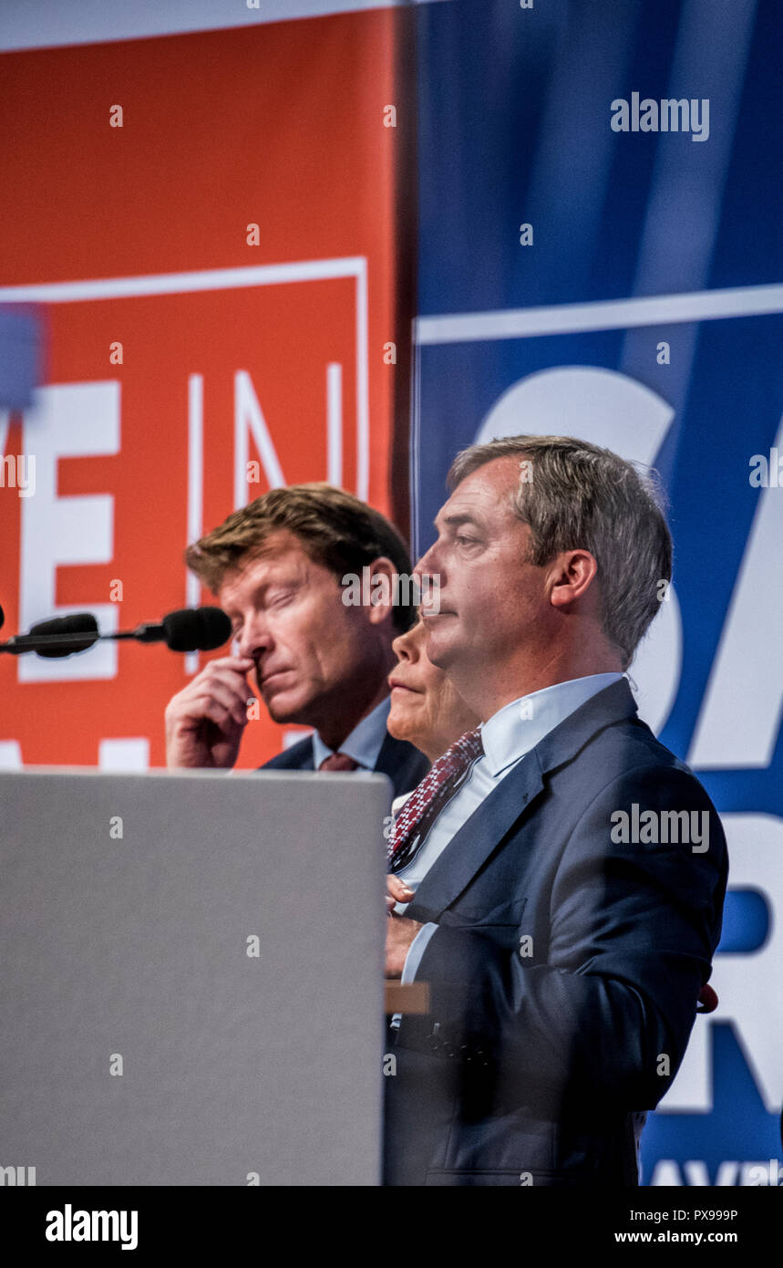 Harrogate, Regno Unito. Xx oct, 2018. Lasciare significa lasciare gli attivisti Nigel Farage MEP e Kate Hoye e fondatore Richard Tice in un rally in town Convention Center. Credito: Ernesto rogata/Alamy Live News Foto Stock