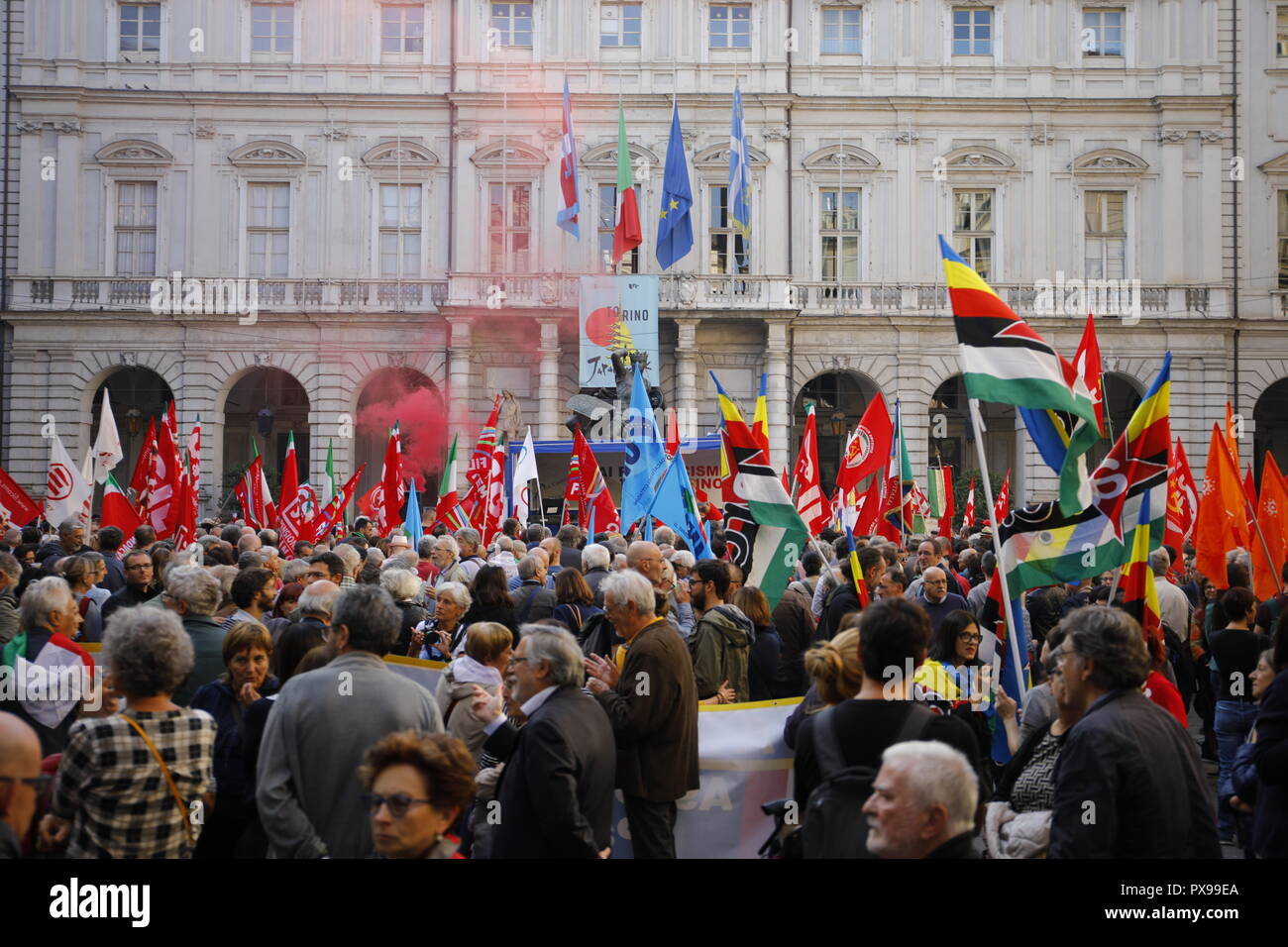 Torino, Italia. Xx Ottobre 2018. Anti-fascisti e i sindacati manifestano di fronte al municipio contro la crescita del razzismo e del fascismo in Italia. MLBARIONA/Alamy Live News. Foto Stock