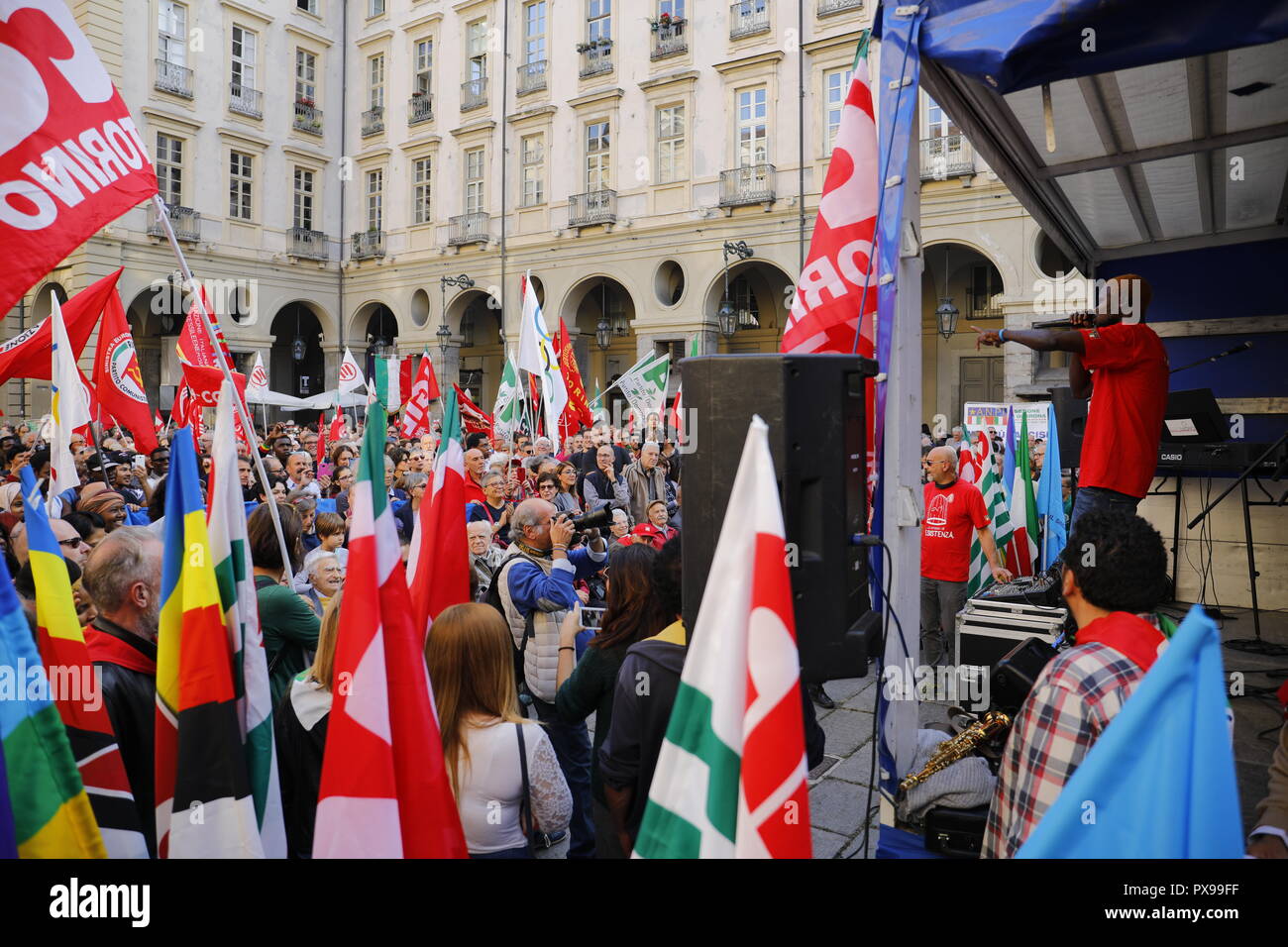 Torino, Italia. Xx Ottobre 2018. Anti-fascisti e i sindacati manifestano di fronte al municipio contro la crescita del razzismo e del fascismo in Italia. MLBARIONA/Alamy Live News. Foto Stock