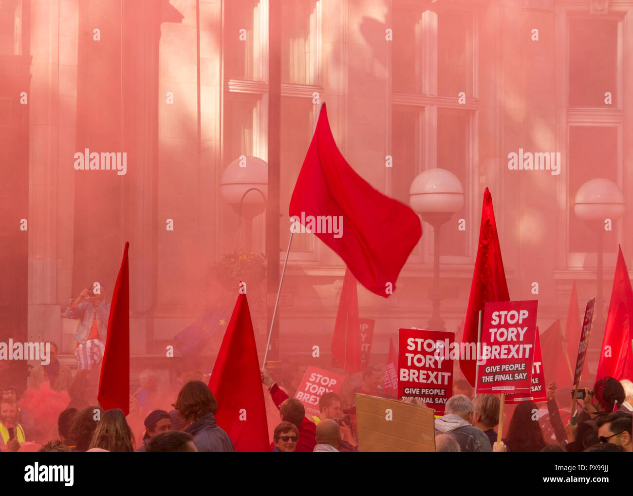 Regno Unito. Xx oct, 2018. Le bandiere rosse e i cartelli dicendo 'Stop Tory Brexit' sono sventolate contro uno sfondo di colore rosso del fumo da flares lasciate fuori durante il voto popolare marzo contro Brexit su xx ottobre 2018. Gli organizzatori rivendicazione oltre 500.000 partecipanti hanno preso parte all'evento. Essi si battono per un referendum della finale termini di ritiro del Regno Unito dalla Unione Europea Credito: Stephen Taylor/Alamy Live News Foto Stock