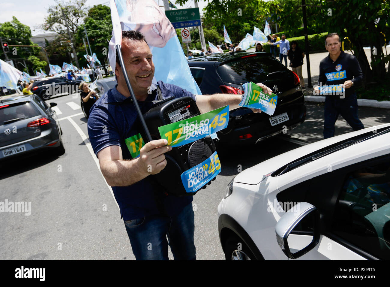 SÃO PAULO, SP - 20.10.2018: APOIADORES DE DORIA DISTRIBUEM ADESIVOS - Dopo che la polizia federale ha fatto una perquisizione e sequestro sul comitato di campagna del São Paulo candidato governo João Doria (PSDB) ieri mattina, in risposta a una decisione della giunta regionale di Tribunale Elettorale di São Paulo (TRE-SP) su una denuncia della coalizione di opposizione del governatore attuale Márcio França (PSB), di cui la preparazione e la distribuzione irregolare di materiale per la campagna è stata realizzata, tucani sostenitori distribuire adesivi in Panamerican Square, a ovest di São Paulo, nel pomeriggio di sabato Foto Stock
