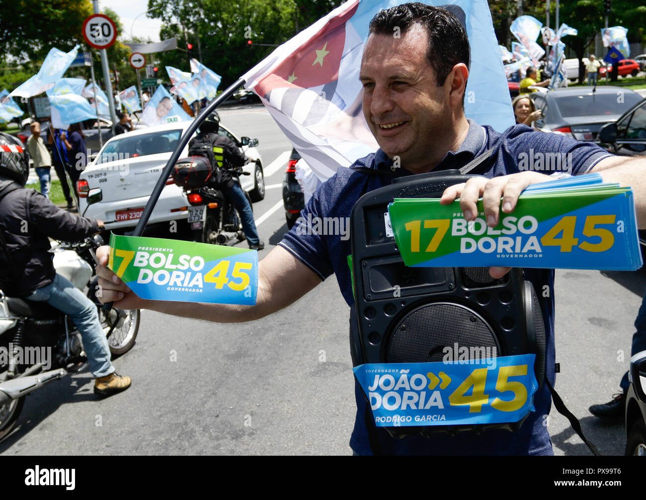 SÃO PAULO, SP - 20.10.2018: APOIADORES DE DORIA DISTRIBUEM ADESIVOS - Dopo che la polizia federale ha fatto una perquisizione e sequestro sul comitato di campagna del São Paulo candidato governo João Doria (PSDB) ieri mattina, in risposta a una decisione della giunta regionale di Tribunale Elettorale di São Paulo (TRE-SP) su una denuncia della coalizione di opposizione del governatore attuale Márcio França (PSB), di cui la preparazione e la distribuzione irregolare di materiale per la campagna è stata realizzata, tucani sostenitori distribuire adesivi in Panamerican Square, a ovest di São Paulo, nel pomeriggio di sabato Foto Stock