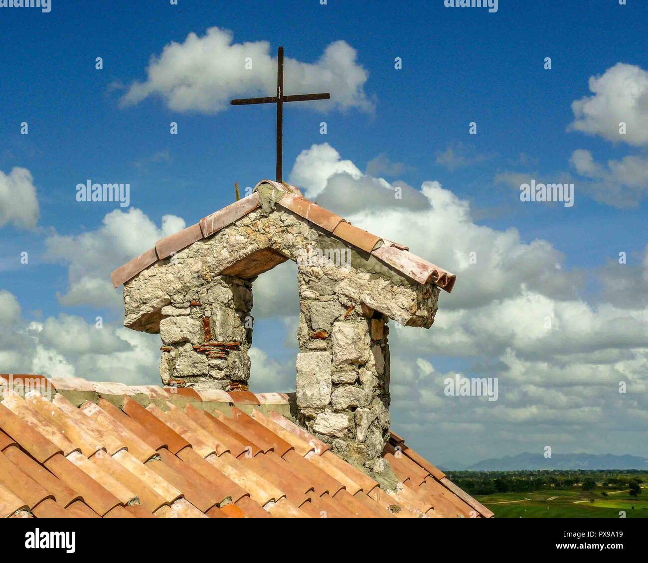 La Romana, Repubblica Dominicana. 14 gen 2009. Una croce sulla sommità di una guglia in pietra, sulla canna tetto di tegole di San Stanislao chiesa in Altos de Chavon, una ri-creazione di un sedicesimo secolo in stile mediterraneo villaggio europeo a La Romana Repubblica Dominicana, una destinazione preferita dai turisti. Credito: Arnold Drapkin/ZUMA filo/Alamy Live News Foto Stock