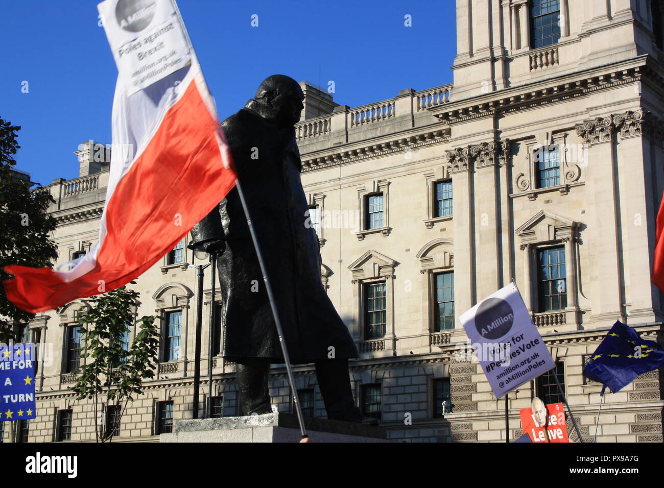 Londra, UK, 20 ottobre 2018. Manifestanti wave bandiere polacche in piazza del Parlamento per il voto popolare marzo contro Brexit, Londra, Regno Unito. Credito: Helen Garvey/Alamy Live News Foto Stock