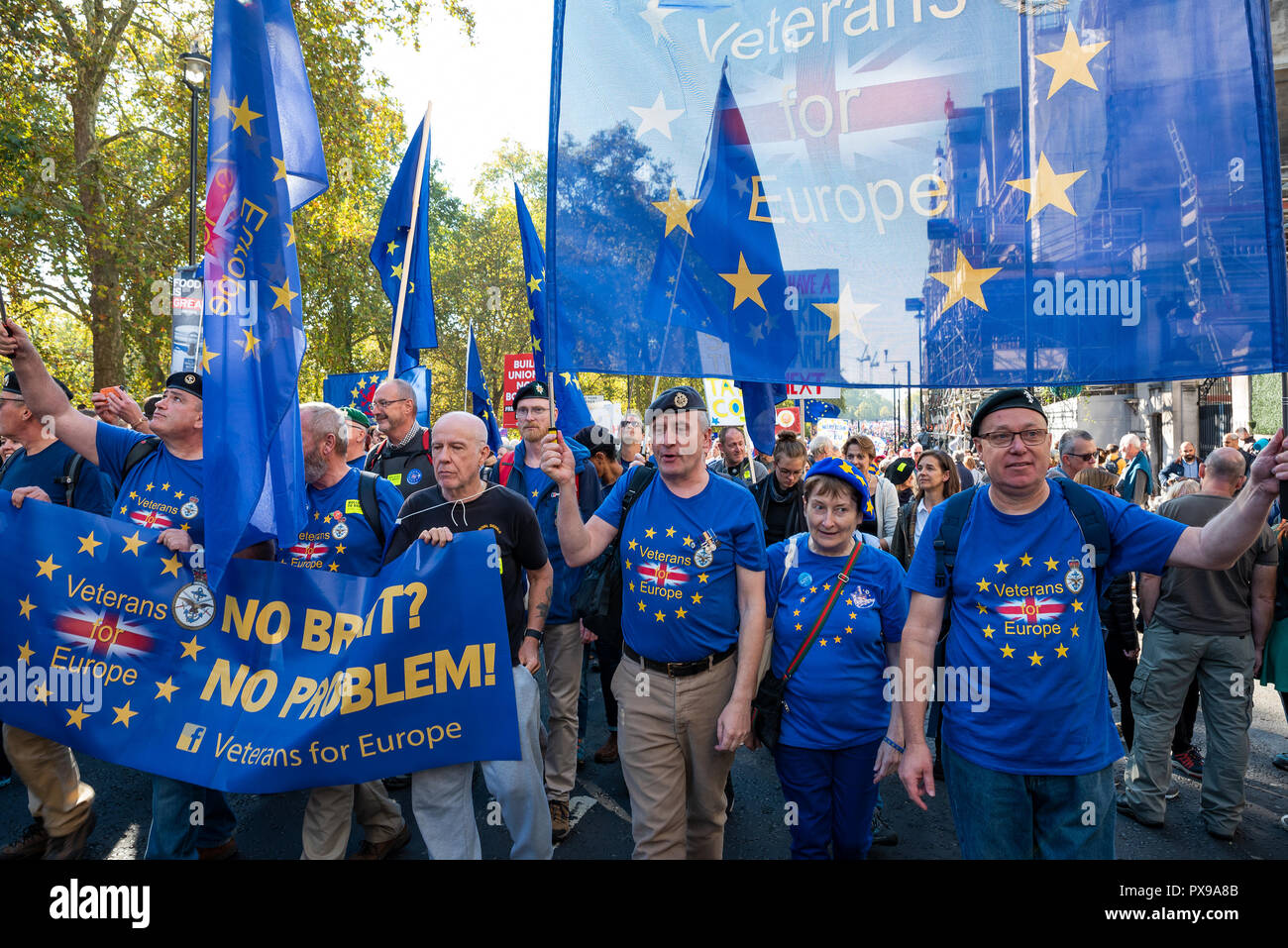 Londra, Regno Unito. Xx Ottobre 2018. Il voto popolare marzo per il futuro. Marciando attraverso il centro di Londra per la piazza del Parlamento e chiede una votazione dei popoli su qualsiasi Brexit finale della trattativa. Organizzato dai popoli votazione campagna, supportato da aprire la Gran Bretagna, il movimento europeo, Regno Unito Gran Bretagna per l'Europa, gli scienziati dell'UE, più sano in, il nostro futuro la nostra scelta, per il nostro futuro dell'amore, del Galles per l'Europa & InFacts. Credito: Stephen Bell/Alamy Live News Foto Stock