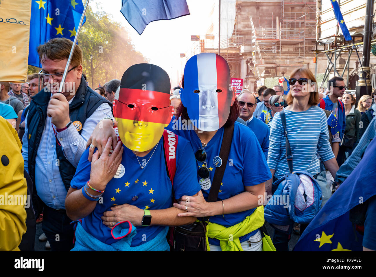 Londra, Regno Unito. Xx Ottobre 2018. Per il popolo€™s votazione marzo per il futuro. Marciando attraverso il centro di Londra per la piazza del Parlamento e chiede una votazione dei popoli su qualsiasi Brexit finale della trattativa. Organizzato dai popoli votazione campagna, supportato da aprire la Gran Bretagna, il movimento europeo, Regno Unito Gran Bretagna per l'Europa, gli scienziati dell'UE, più sano in, il nostro futuro la nostra scelta, per il nostro futuro€™s Sake, Galles per l'Europa & InFacts. Credito: Stephen Bell/Alamy Live News Foto Stock