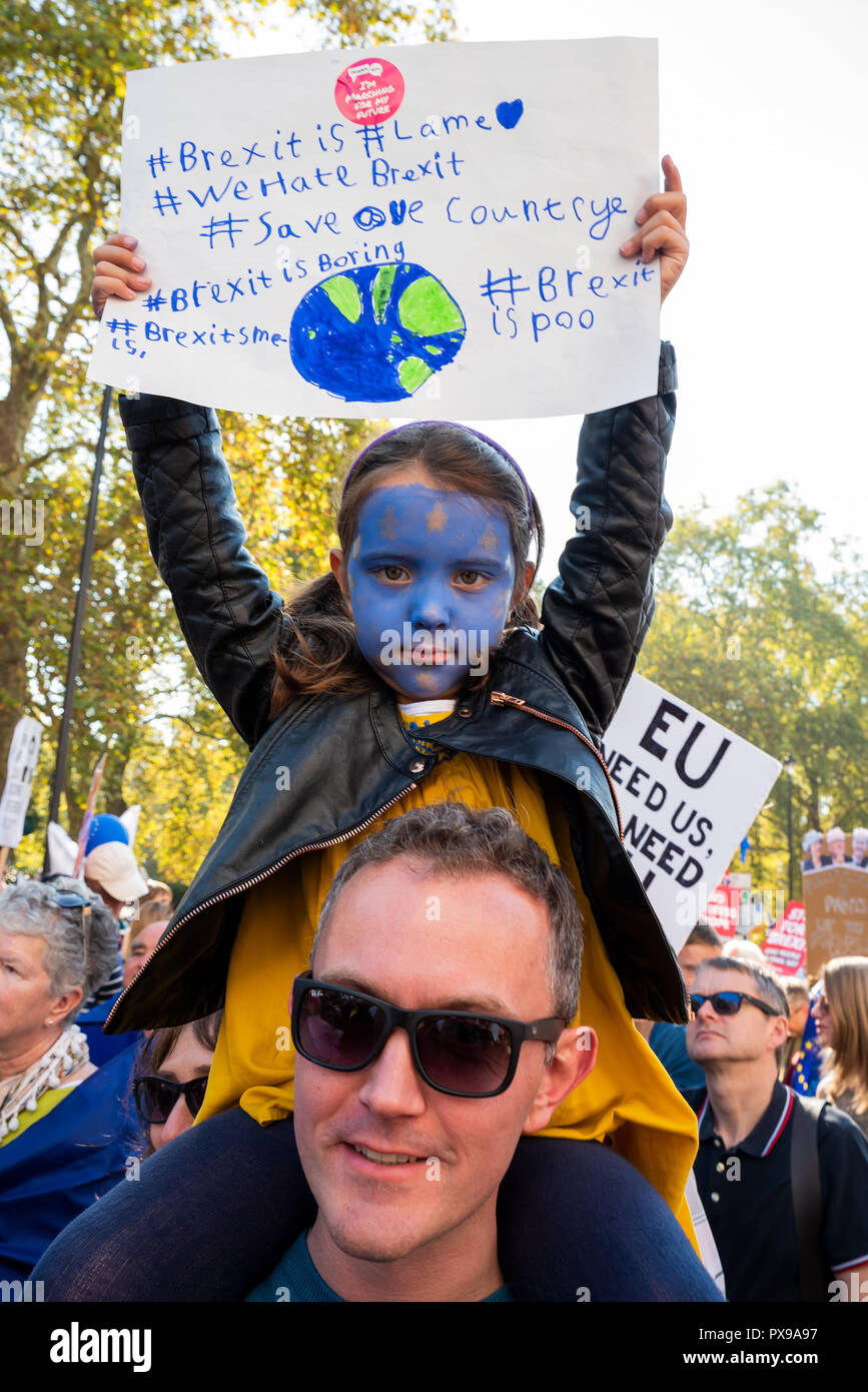 Londra, Regno Unito. Xx Ottobre 2018. Per il popolo€™s votazione marzo per il futuro. Marciando attraverso il centro di Londra per la piazza del Parlamento e chiede una votazione dei popoli su qualsiasi Brexit finale della trattativa. Organizzato dai popoli votazione campagna, supportato da aprire la Gran Bretagna, il movimento europeo, Regno Unito Gran Bretagna per l'Europa, gli scienziati dell'UE, più sano in, il nostro futuro la nostra scelta, per il nostro futuro€™s Sake, Galles per l'Europa & InFacts. Credito: Stephen Bell/Alamy Live News Foto Stock