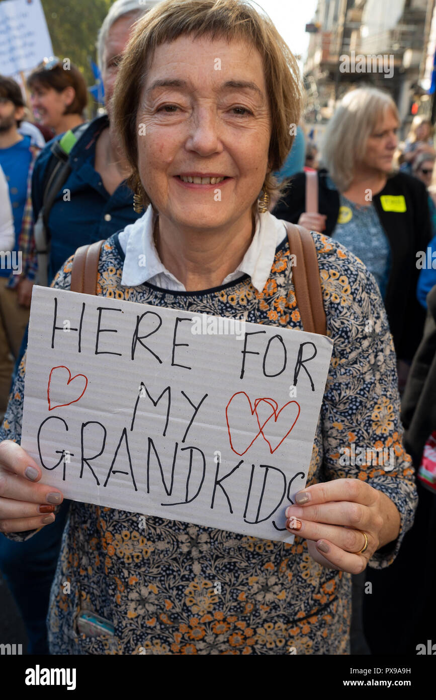 Londra, Regno Unito. Xx Ottobre 2018. Il voto popolare marzo per il futuro. Marciando attraverso il centro di Londra per la piazza del Parlamento e chiede una votazione dei popoli su qualsiasi Brexit finale della trattativa. Organizzato dai popoli votazione campagna, supportato da aprire la Gran Bretagna, il movimento europeo, Regno Unito Gran Bretagna per l'Europa, gli scienziati dell'UE, più sano in, il nostro futuro la nostra scelta, per il nostro futuro dell'amore, del Galles per l'Europa & InFacts. Credito: Stephen Bell/Alamy Live News Foto Stock