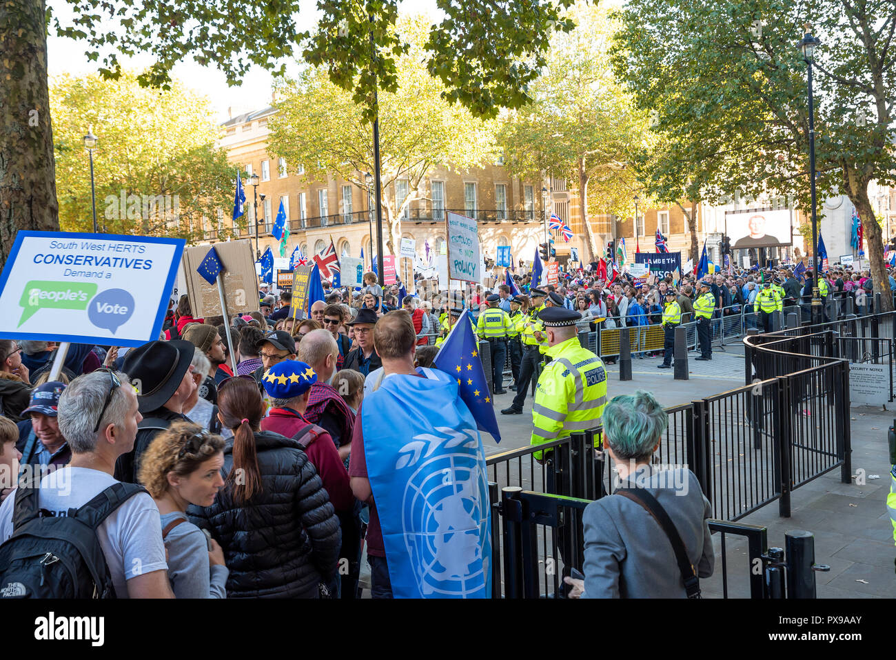 Londra, Regno Unito. Xx Ottobre 2018. Per il popolo€™s votazione marzo per il futuro. Marciando attraverso il centro di Londra per la piazza del Parlamento e chiede una votazione dei popoli su qualsiasi Brexit finale della trattativa. Organizzato dai popoli votazione campagna, supportato da aprire la Gran Bretagna, il movimento europeo, Regno Unito Gran Bretagna per l'Europa, gli scienziati dell'UE, più sano in, il nostro futuro la nostra scelta, per il nostro futuro€™s Sake, Galles per l'Europa & InFacts. Credito: Stephen Bell/Alamy Live News Foto Stock