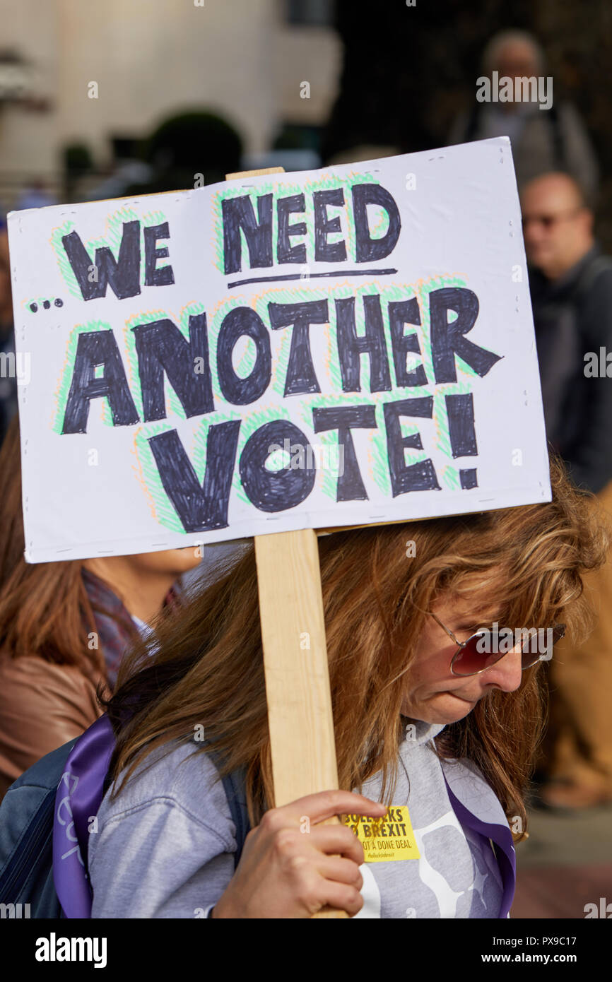 Londra, Regno Unito. Xx oct, 2018. Un protestor al voto popolare marzo tenendo un cartellone. Credito: Kevin J. Frost/Alamy Live News Foto Stock