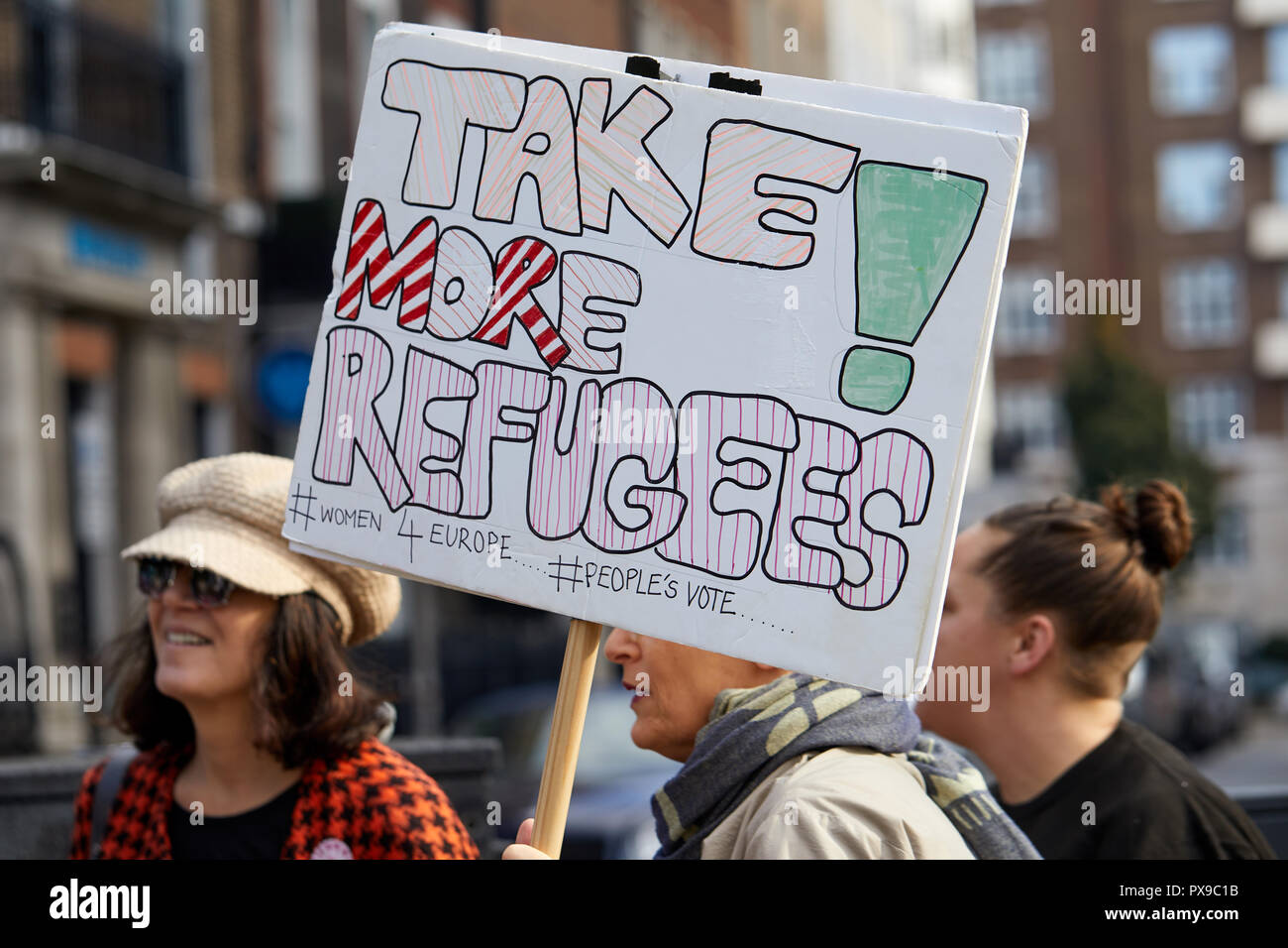 Londra, Regno Unito. Xx oct, 2018. Un protestor al voto popolare marzo tenendo un cartello chiamando per un numero maggiore di rifugiati. Credito: Kevin J. Frost/Alamy Live News Foto Stock
