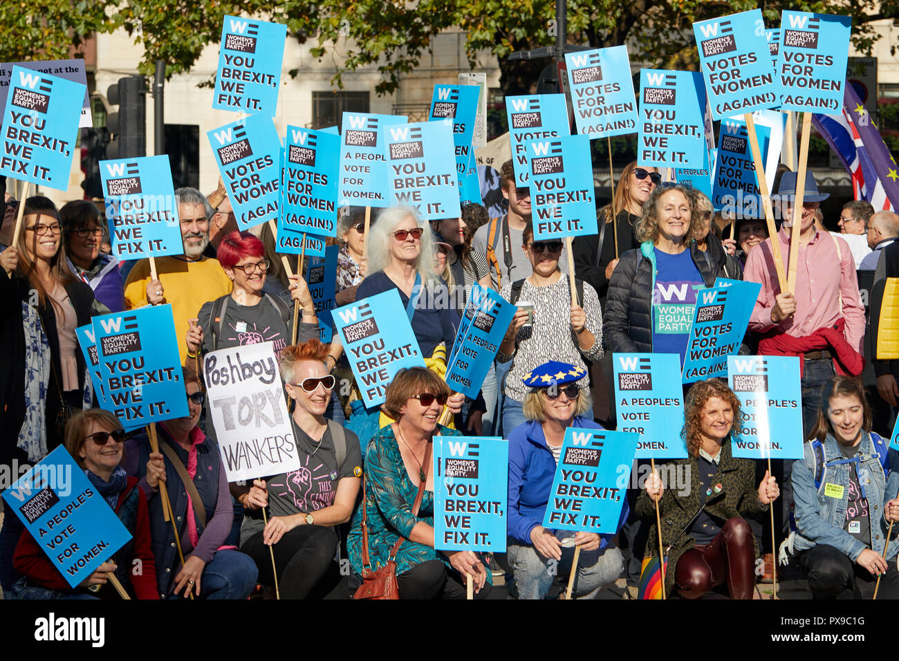 Londra, Regno Unito. Xx oct, 2018. Donne manifestanti al voto popolare marzo tenere premuto su cartelloni. Credito: Kevin J. Frost/Alamy Live News Foto Stock