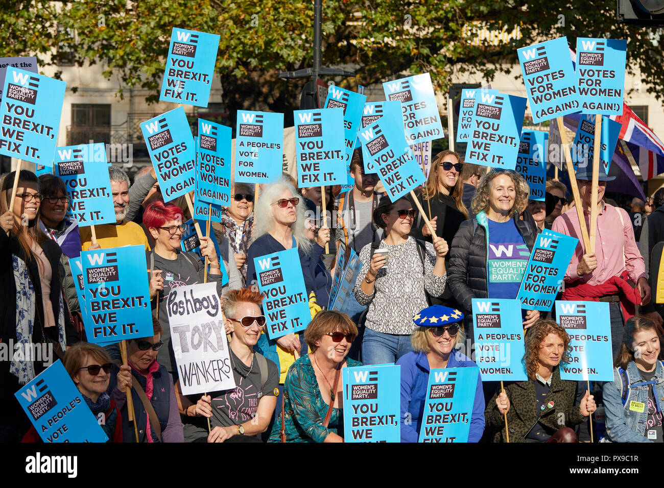 Londra, Regno Unito. Xx oct, 2018. Donne manifestanti al voto popolare marzo tenere premuto su cartelloni. Credito: Kevin J. Frost/Alamy Live News Foto Stock