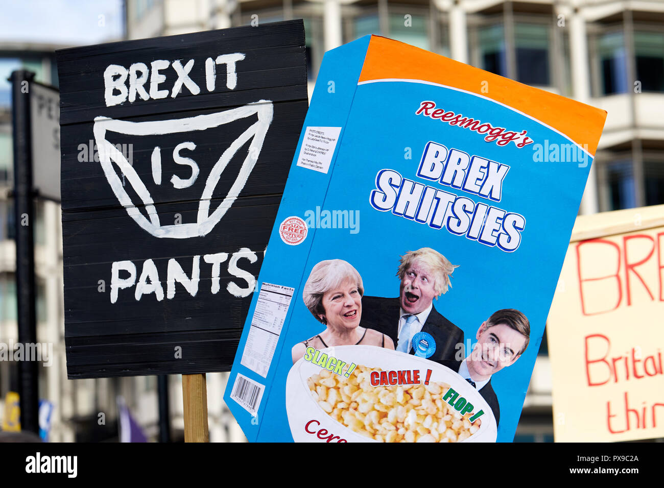 Londra, Regno Unito. Xx oct, 2018. Cartelli critici Brexit detenute aloft al voto popolare marzo. Credito: Kevin J. Frost/Alamy Live News Foto Stock
