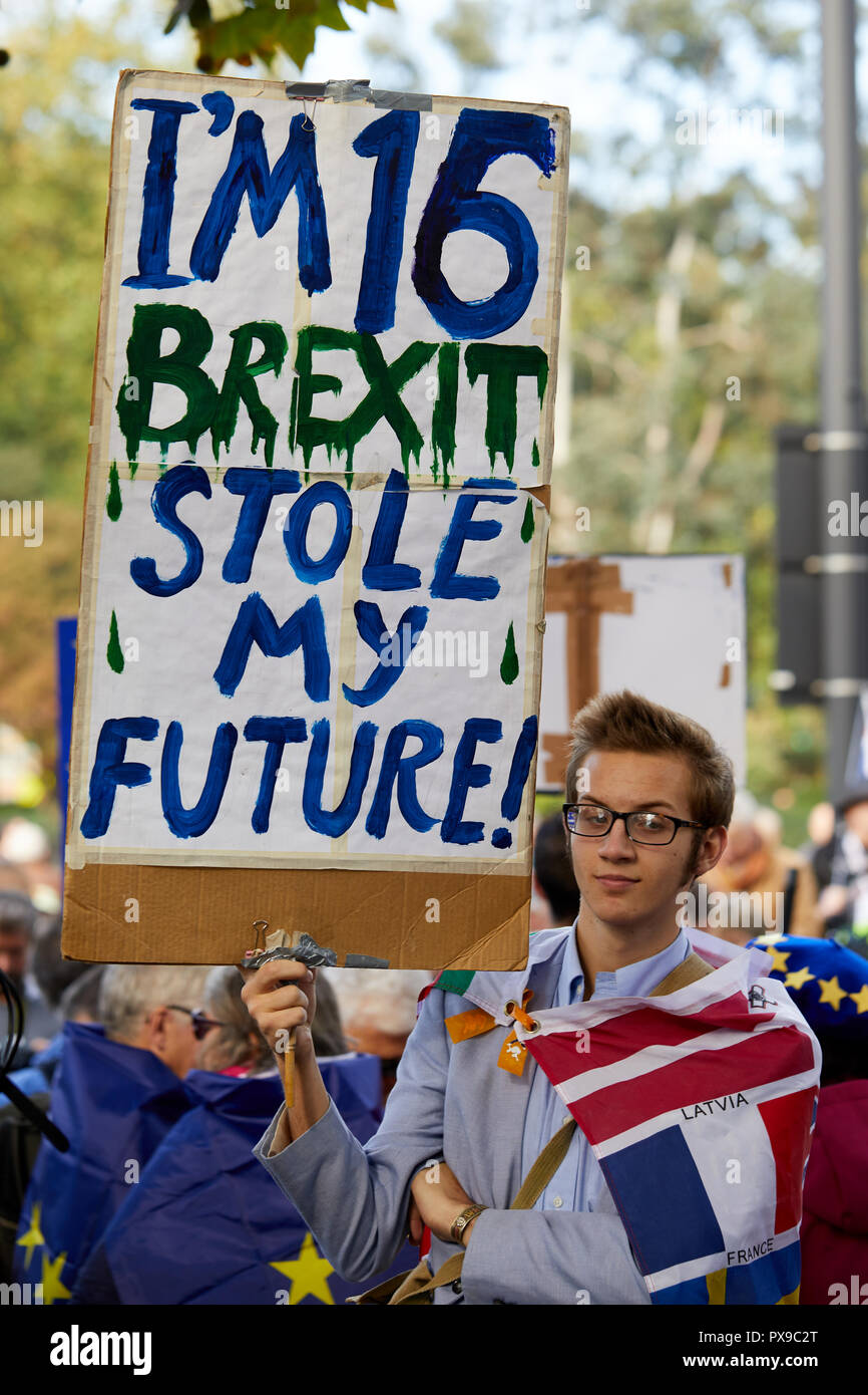 Londra, Regno Unito. Xx oct, 2018. Un vecchio anno 16 protestor al voto popolare marzo tenendo un cartellone. Credito: Kevin J. Frost/Alamy Live News Foto Stock