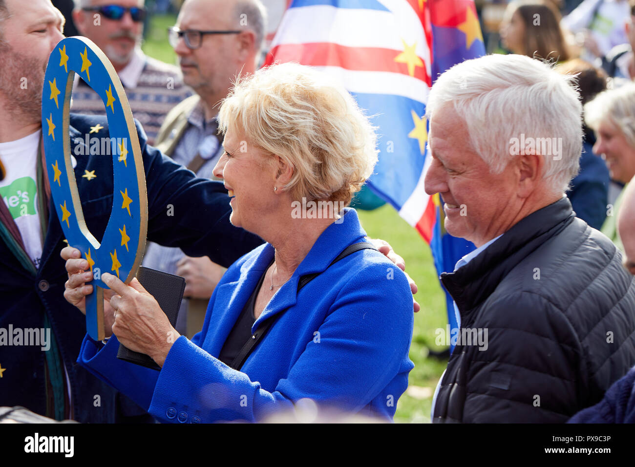 Londra, Regno Unito. Xx oct, 2018. Politican conservatore Anna Soubry con compagni di contestatori al voto popolare marzo. Credito: Kevin J. Frost/Alamy Live News Foto Stock