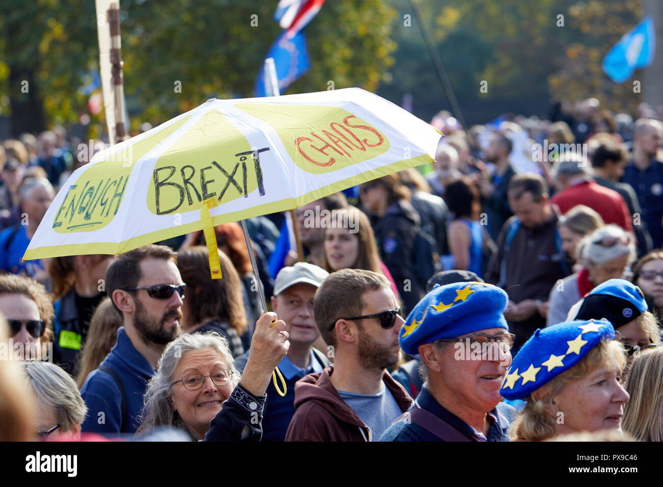 Londra, Regno Unito. Xx oct, 2018. I manifestanti al voto popolare marzo con uno con ombrello critico di Brexit. Credito: Kevin J. Frost/Alamy Live News Foto Stock