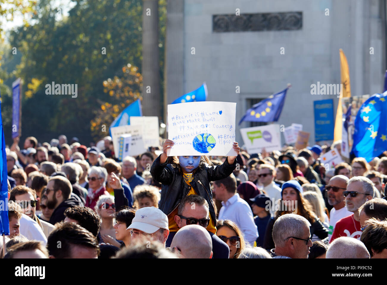 Londra, Regno Unito. Xx oct, 2018. Una giovane ragazza in UE maschera facciale detiene una targhetta al voto popolare marzo Credito: Kevin J. Frost/Alamy Live News Foto Stock