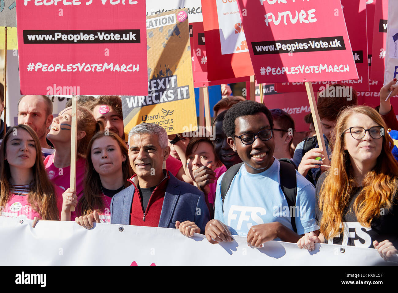 Londra, Regno Unito. Xx oct, 2018. Il sindaco di Londra Sadiq Khan con i giovani elettori al voto popolare marzo. Credito: Kevin J. Frost/Alamy Live News Foto Stock