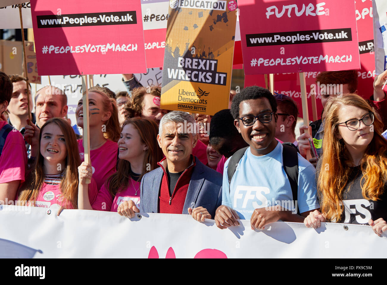 Londra, Regno Unito. Xx oct, 2018. Il sindaco di Londra Sadiq Khan con i giovani elettori al voto popolare marzo. Credito: Kevin J. Frost/Alamy Live News Foto Stock