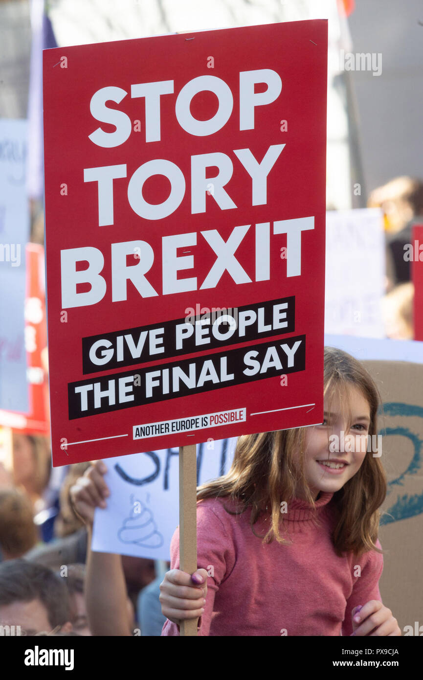 Londra, Gran Bretagna. Xx oct, 2018. Una ragazza prende parte al voto popolare marzo a Londra, Gran Bretagna, su 20 ott. 2018. Quasi 700.000 persone hanno marciato in Londra il sabato pomeriggio chiedendo un secondo referendum Brexit. Credito: Ray codolo/Xinhua/Alamy Live News Foto Stock