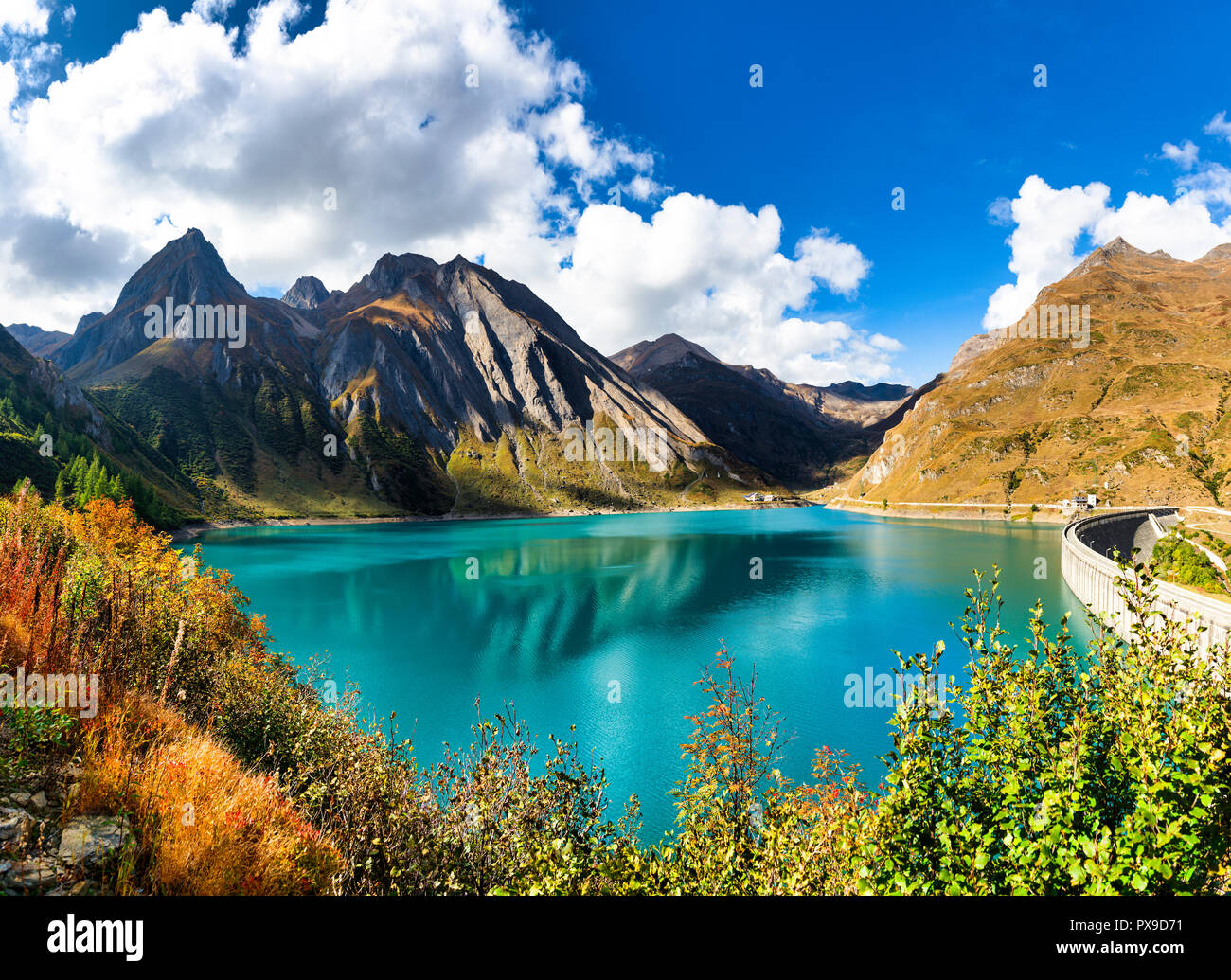 Paesaggio panoramico nella stagione autunnale dal lago di Morasco in alta val Formazza con acqua turchese e le montagne sullo sfondo Foto Stock