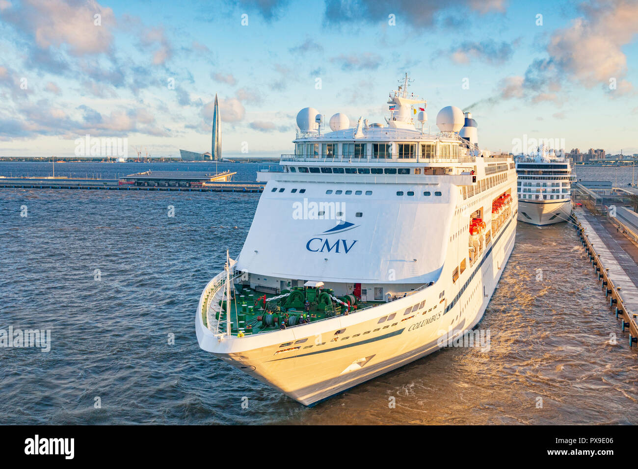 18 Settembre 2018: San Pietroburgo, Russia - navi da crociera al Terminal delle Navi da crociera, con l'edificio più alto in Europa in background, la Gazprom Tow Foto Stock