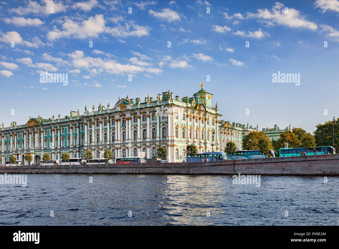 19 Settembre 2018: San Pietroburgo, Russia - Winter Palace e stato Hermitage Museum, con una lunga linea di pullman tour al di fuori. Foto Stock