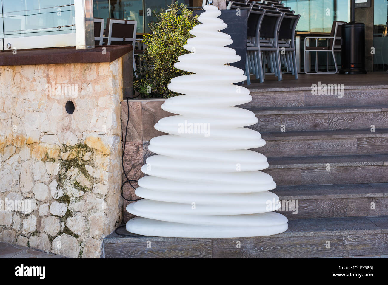 Straordinaria bizzarro albero di natale in street cafe Foto Stock