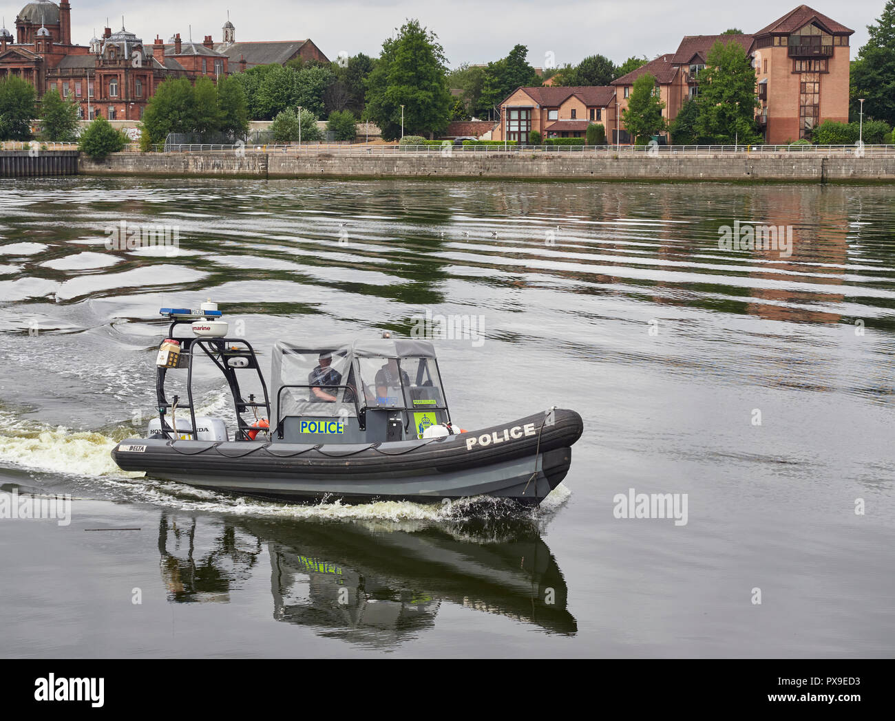 Un fiume di polizia pattuglie in barca intorno al Pacific Quay sul fiume Clyde a Glasgow, Scotland, Regno Unito. Foto Stock