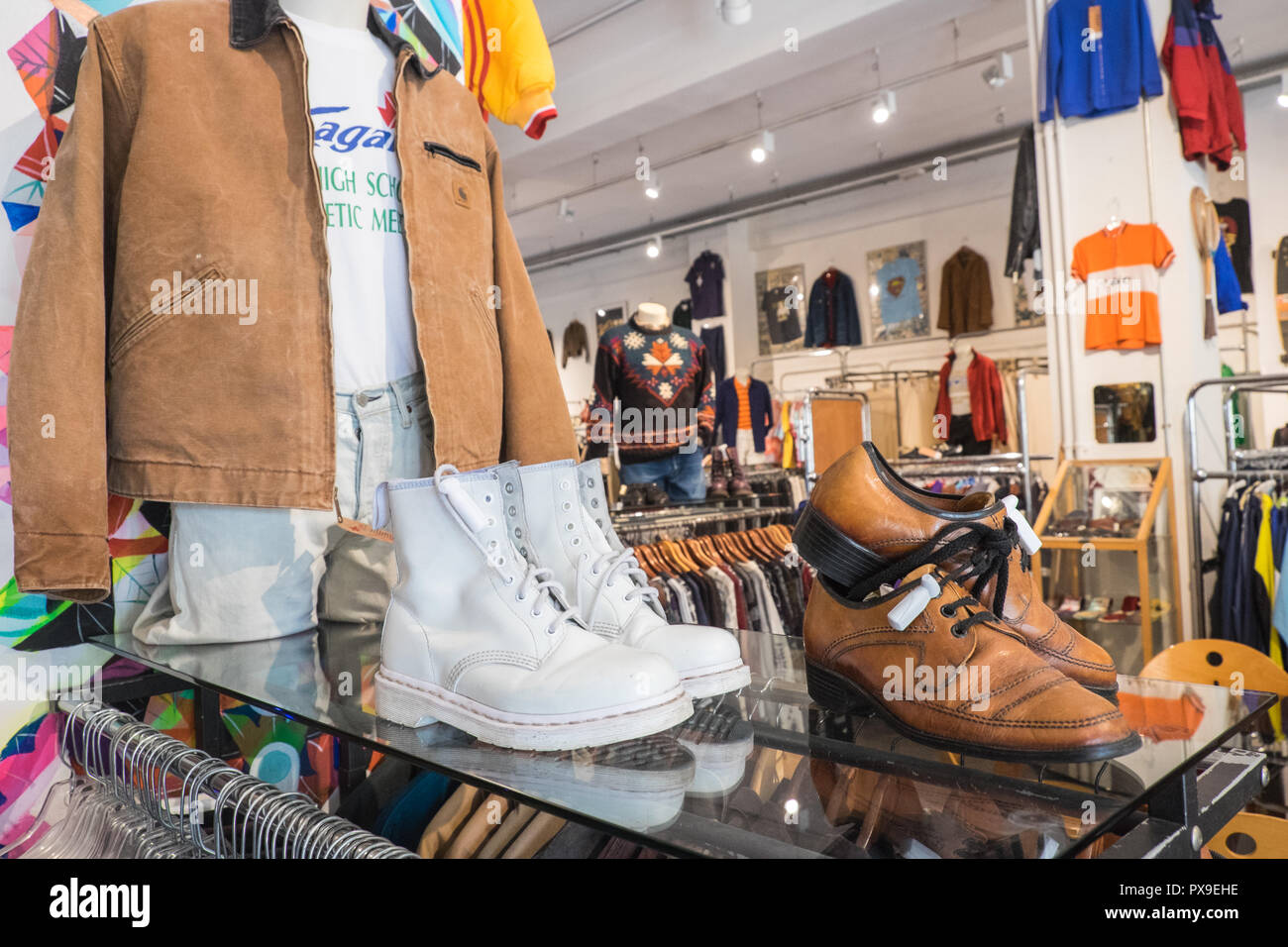 Holala,negozi,Classic,vintage,rétro,abbigliamento,scarpe,fashion,a,vicino  MACBA,El Raval,Barcellona,Cataluña,,catalano Catalunya,Spagna,spagnolo,  l'Europa,europeo Foto stock - Alamy