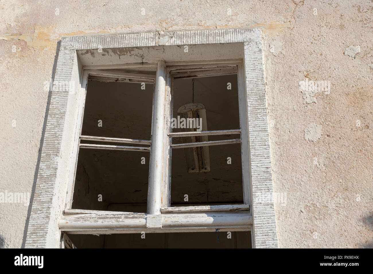 Un vetro rotto in un vecchio edificio abbandonato. Il vetro rotto sulla finestra sito. Il vecchio edificio. Foto Stock