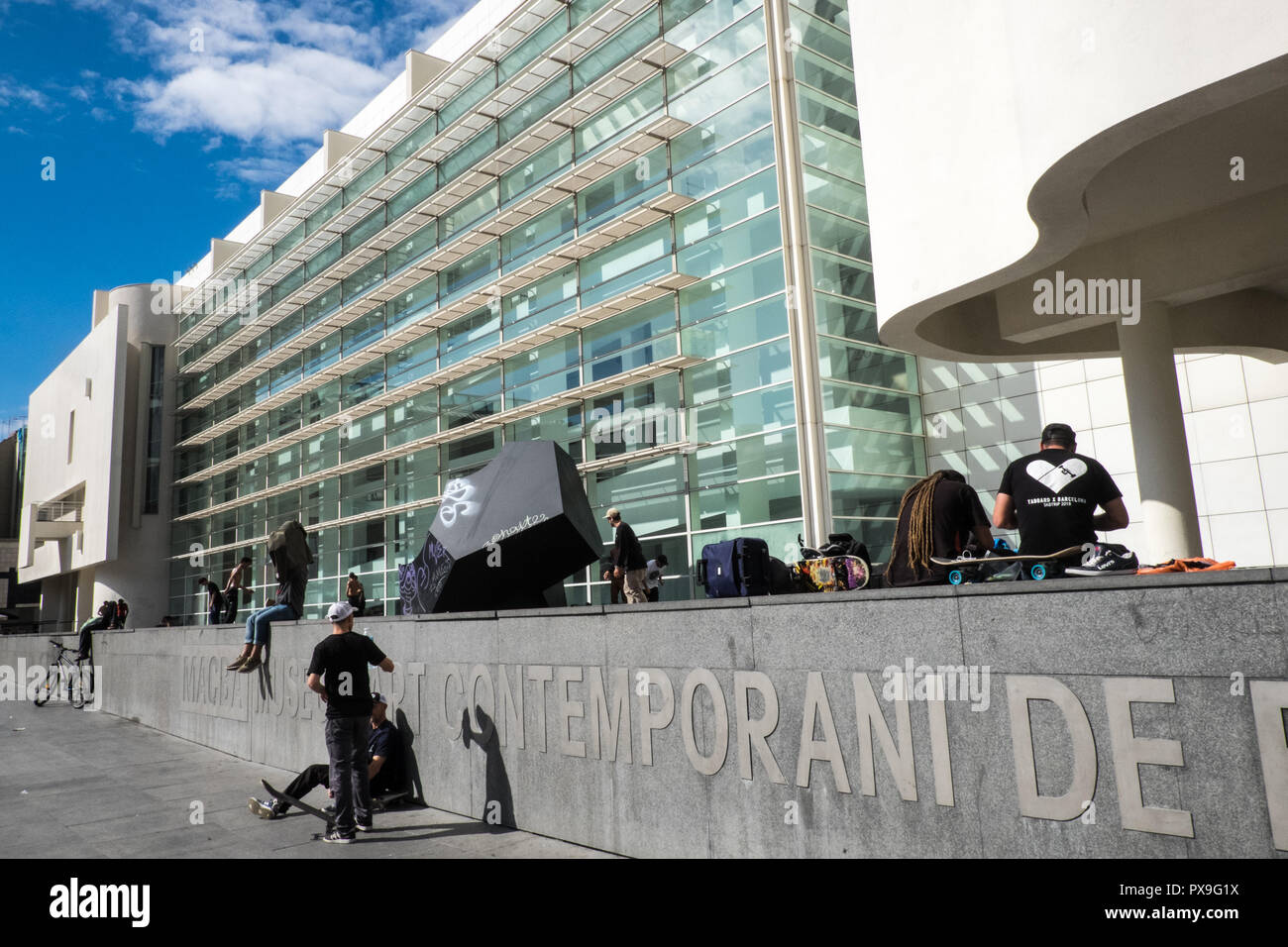 MACBA,Museo,a,popolare,area,per,skateboarders,skateboard,lo skateboard,il Museo di Arte Contemporanea di Barcellona,Plaça dels Àngels,El Raval, Barcellona Foto Stock