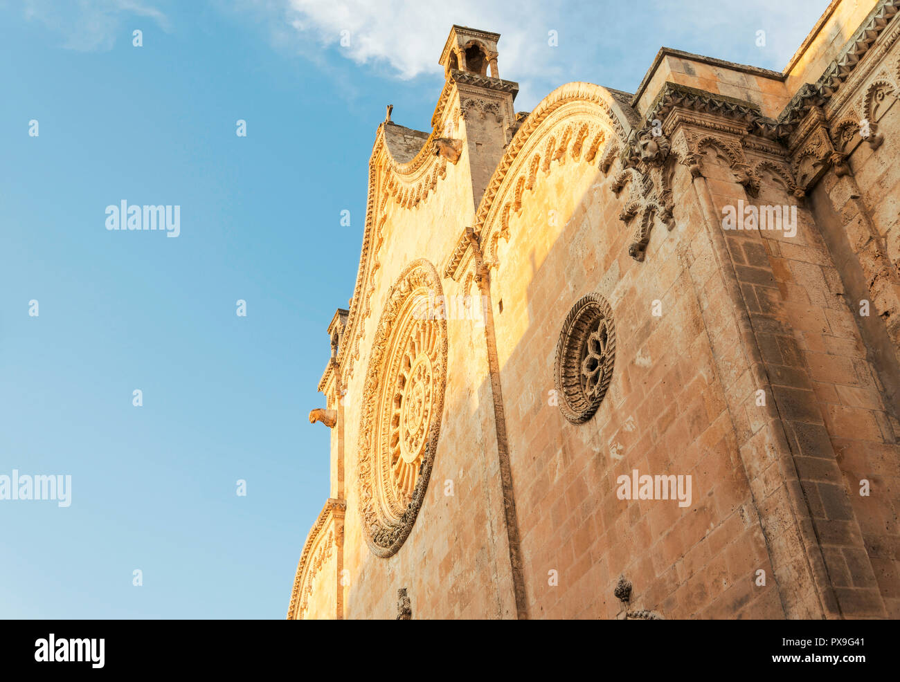 Cattedrale medievale della città bianca di Ostuni al tramonto Foto Stock