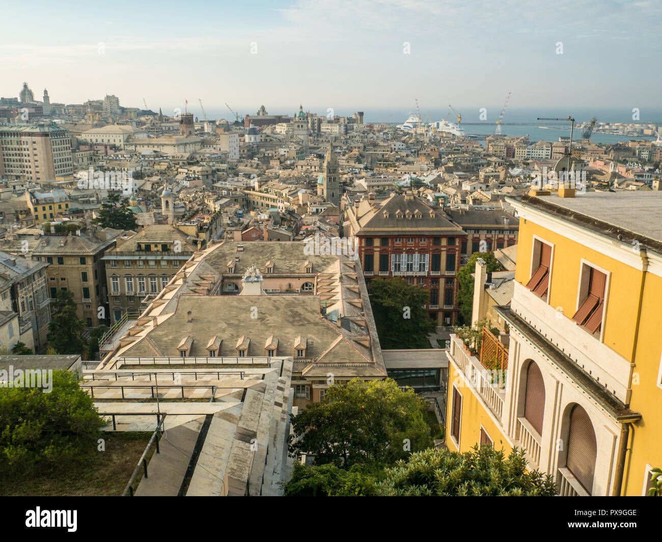 Genova, una città portuale nella regione Liguria. Vista dalla Spianata di Castelletto, la rossa facciata di Palazzo Rosso può essere visto al centro a destra. Foto Stock