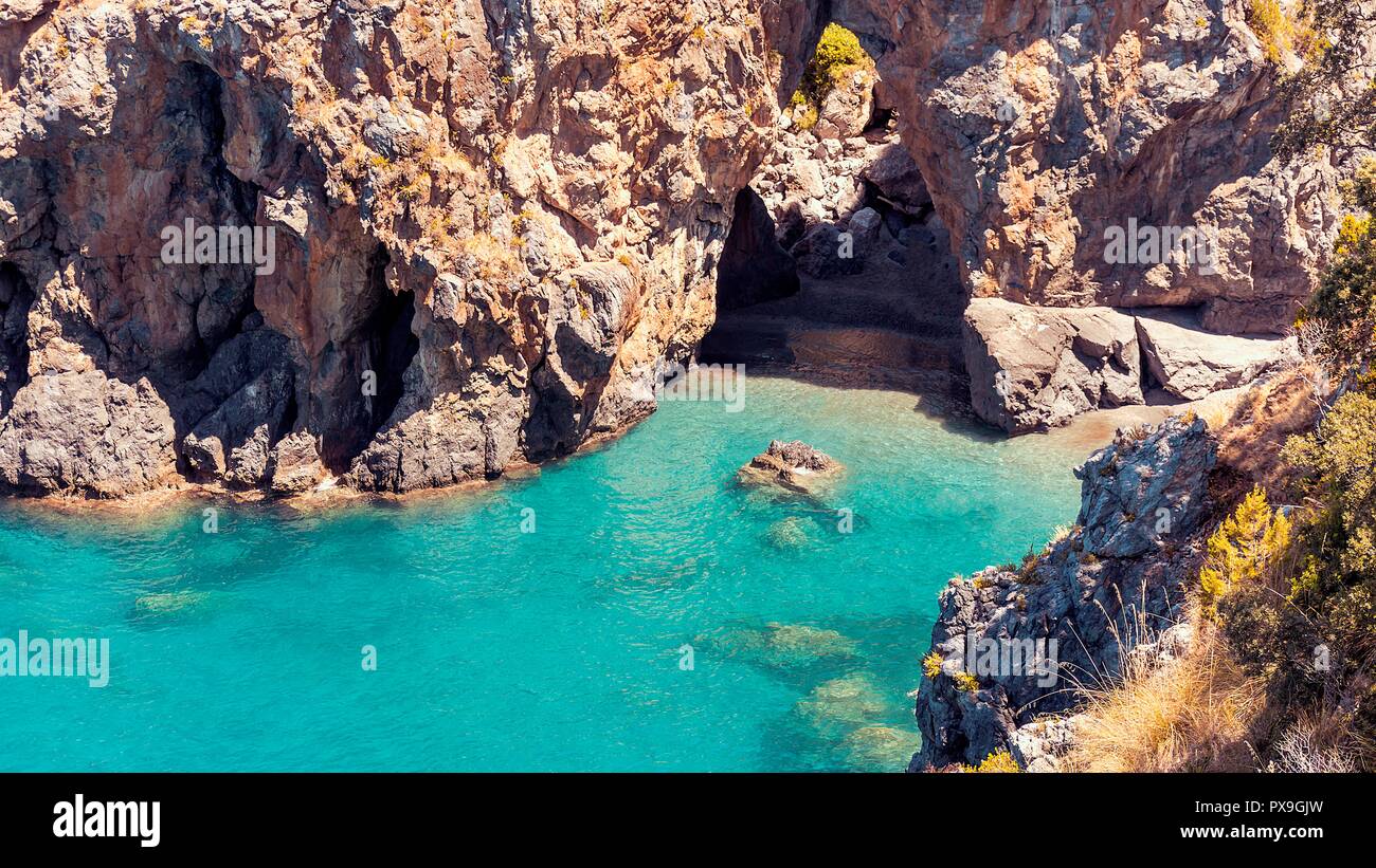 Seacoast vicino l'Arco Magno in San Nicola d'Arcella, Calabria Italia Foto Stock