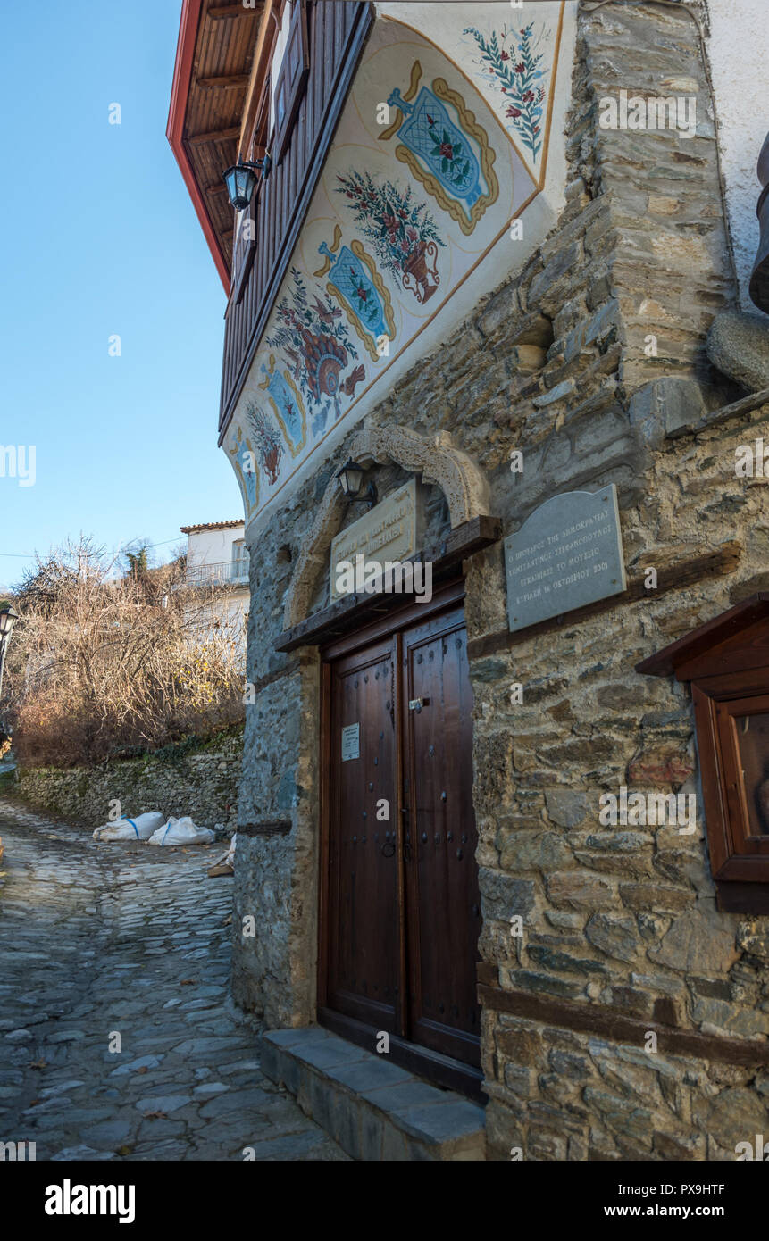 Ampelakia, Grecia - 2 Gennaio 2018: Vecchia casa storica nel villaggio di Ampelakia, Larissa, Grecia Foto Stock