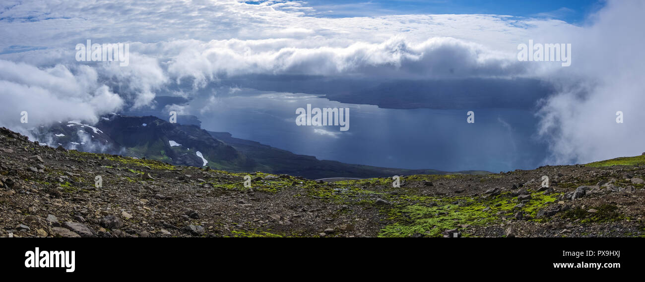 Panorama di Reydarfjordur, fiordo più grande. Islanda Orientale. Vista dal Monte Nattmalahnjukur. Foto Stock