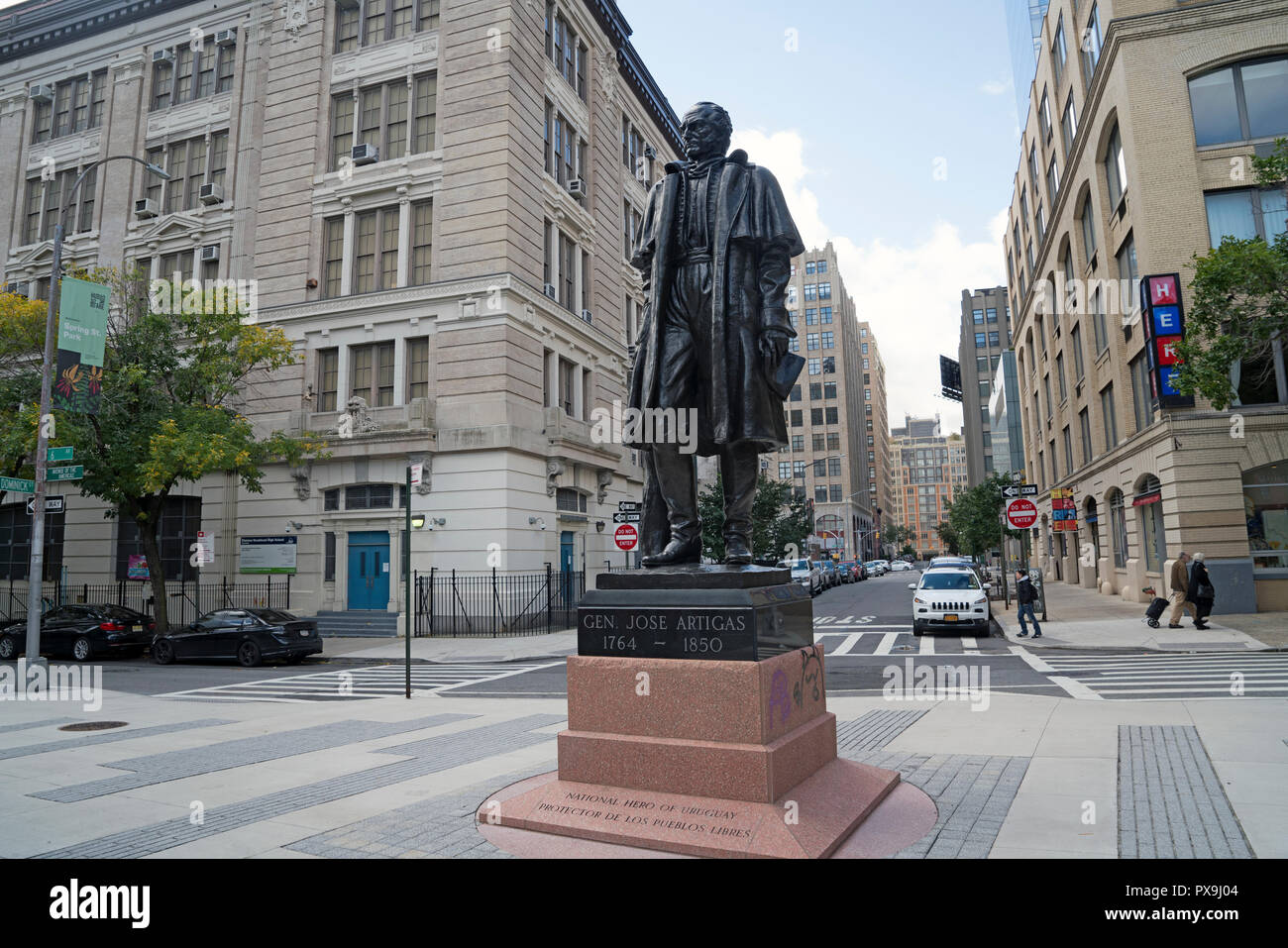 Una statua del generale José Artigas (1764-1850), che ha guidato la lotta per stabilire la prima repubblica di Uruguay, sorge nel quartiere di Soho di Spring Street Park. Foto Stock