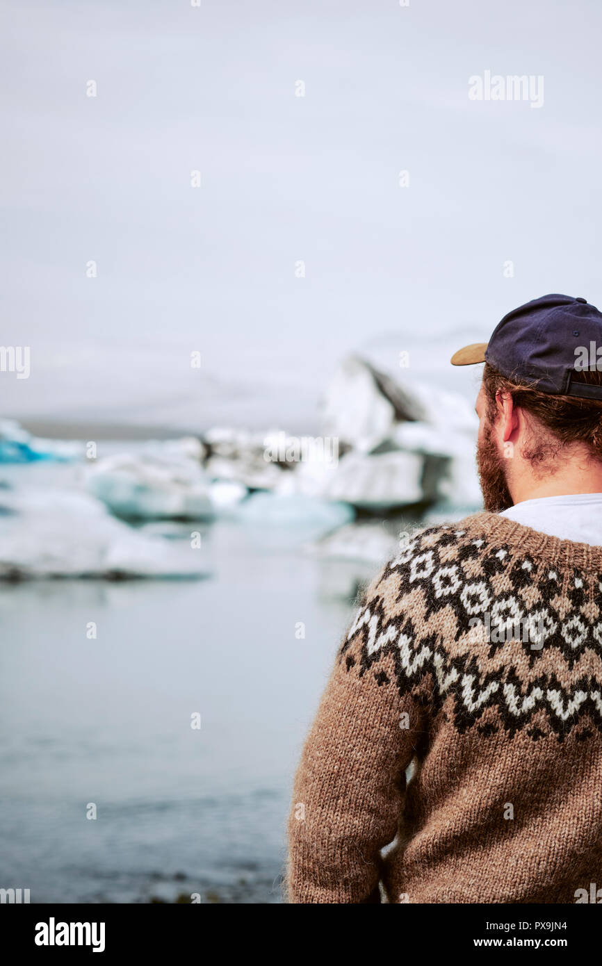Un islandese guida turistica indossando un tradizionale Lopapeysa islandese maglione di lana a Jokulsarlon laguna glaciale in Islanda. Versione di messa a fuoco Foto Stock