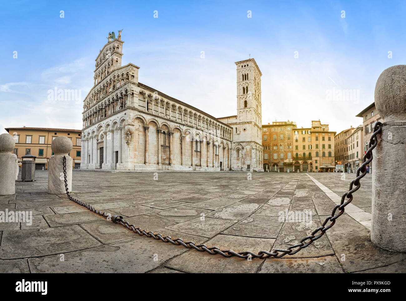 Chiesa di San Michele in Foro si trova su Piazza San Michele square a Lucca, Toscana, Italia Foto Stock