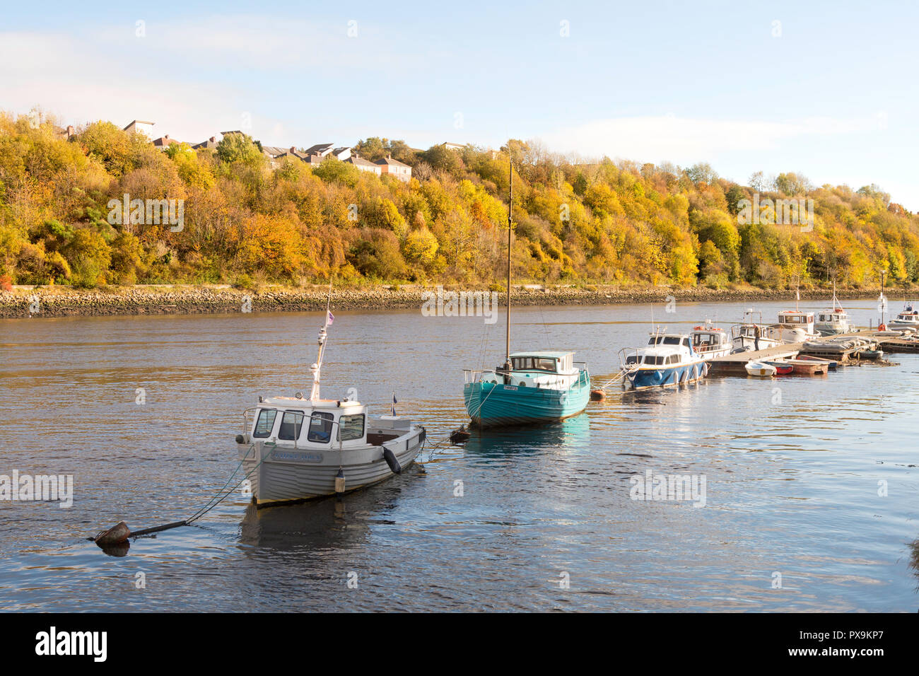 Barche ormeggiate nel fiume Tyne presso Frati Goose Club di sport acquatici, in Gateshead, England, Regno Unito Foto Stock Barche ormeggiate nel fiume Tyne presso Frati Goose Club di sport acquatici, in Gateshead, England, Regno Unito Foto Stock